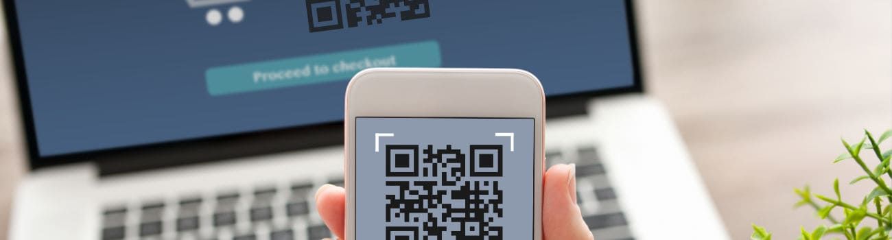 Ein QR Code wird von der Webseite auf das Handy gescannt.